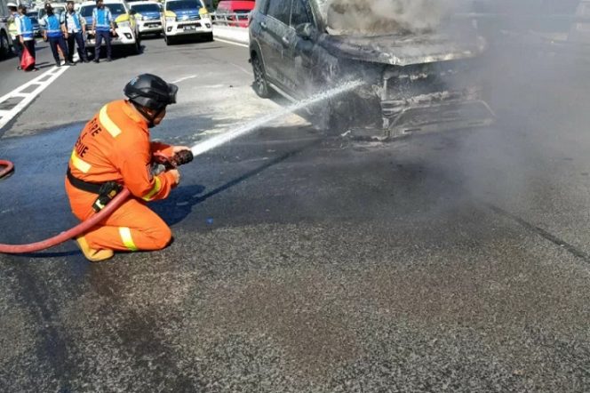 					Petugas Pemadam Kebakaran dari Sudin Penanggulangan Kebakaran dan Penyelamatan (Gulkarmat) Jakarta Selatan memadamkan kobaran api di mobil, Senin (26/7/2021). (ANTARA-HO Humas Sudin Gulkamart Jakarta Selatan)