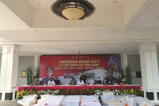 					Polri memusnahkan barang bukti tindak pidana penyalahgunaan dan peredaran gelap narkoba jenis sabu-sabu seberat 3,6 ton, di PTIK Jakarta Selatan, Selasa (13/7/2021). ANTARA/HO-Divisi Humas Polri