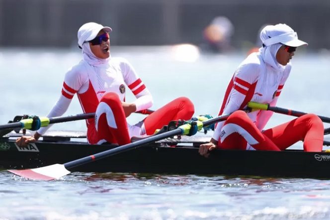 					Pedayung putri Indonesia Mutiara Rahma Putri/Melani Putri saat berlomba pada nomor Lightweight Double Sculls babak repechage Olimpiade Tokyo 2020 di Sea Forest Waterway, Tokyo, Jepang, Minggu (25/7/2021). ANTARA/REUTERS/Leah Millis