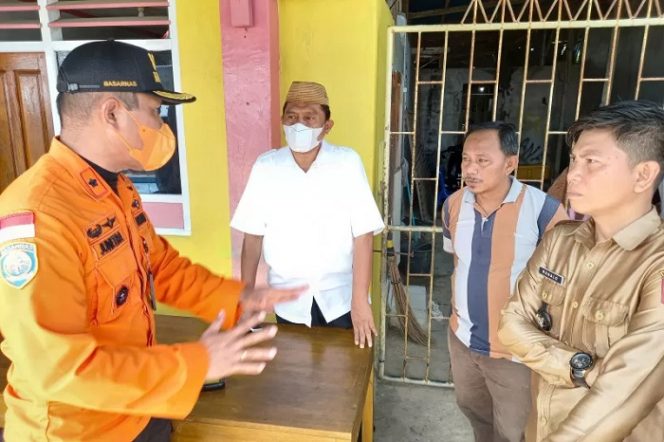 					Wakil Ketua I DPRD, Roni Imran (kemeja putih) bersama pihak Pencarian dan Pertolongan Basarnas Gorontalo, Tagana dan pihak terkait berada di Posko Pemantauan dan Informasi Pencarian ABK Kapal Mina Maritim 138 di PPI Gentuma. (ANTARA/Susanti Sako)