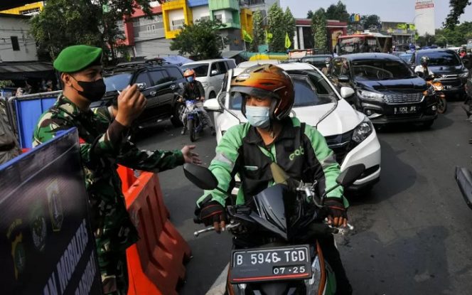 					Prajurit TNI mengarahkan pengendara ojek daring untuk mencari jalan alternatif saat akan melintasi titik penyekatan PPKM Darurat di Jalan Jendral Basuki Rahmat, Jakarta Timur, Kamis (15/7/2021). Polda Metro Jaya menambah 25 titik penyekatan baru, sehingga total menjadi 100 titik penyekatan guna mengurangi mobilitas warga selama PPKM Darurat. ANTARA FOTO/ Fakhri Hermansyah/foc.