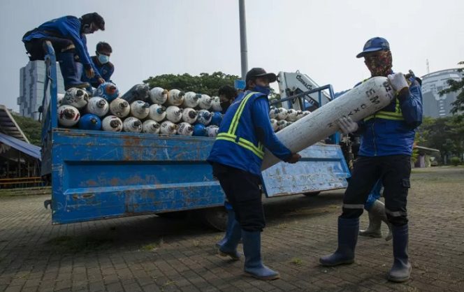 					Sejumlah petugas menurunkan tabung berisi oksigen dari truk di Posko Darurat Oxygen Rescue, kawasan Monumen Nasional (Monas), Jakarta, Senin (5/7/2021). Pemerintah Provinsi DKI Jakarta menyediakan posko tersebut untuk memenuhi kebutuhan oksigen di rumah sakit, melalui penyediaan tambahan tabung, isi ulang, dan distribusi tabung oksigen seiring masih tingginya kasus COVID-19 aktif di Jakarta. ANTARA FOTO/Aditya Pradana Putra/hp.