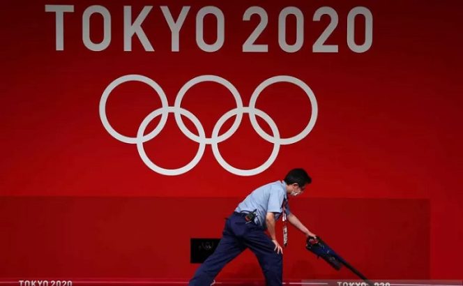 					Petugas membersihkan venue angkat besi Olimpiade Tokyo 2020 di Tokyo International Forum, Tokyo, Jepang, Senin (26/7/2021). Olimpiade yang digelar saat pandemi COVID-19 tersebut menerapkan protokol kesehatan ketat. ANTARA FOTO/REUTERS/Edgard Garrido/rwa.