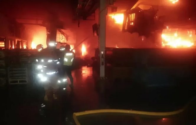 					Kebakaran di Jalan Pegangsaan Dua, Kelapa Gading, Jakarta Utara, Rabu dini hari (21/7/2021). (Twitter BPBD DKI Jakarta)