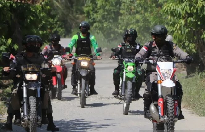 					Kapolda Sulawesi Tengah, Irjen Pol Abdul Rakhman Baso memimpin patroli skala besar guna mempersempit pergerakan dan dukungan logistik oleh simpatisan kepada kelompok Mujahidin Indonesia Timur (MIT) Poso, Sulawesi Tengah.