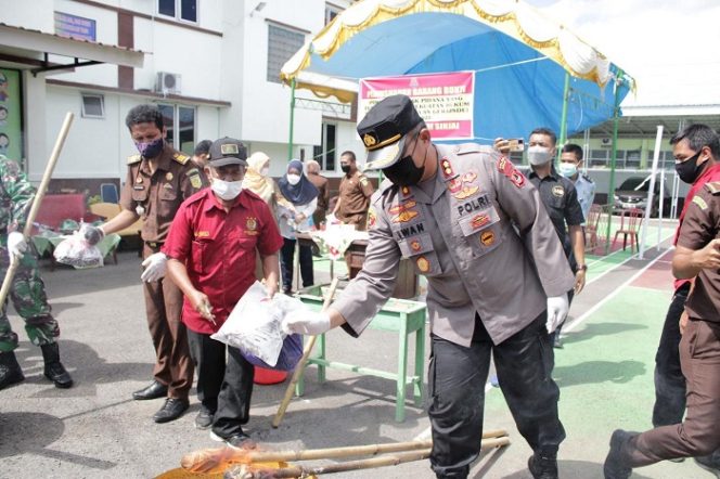 					Kejari Sinjai Musnahkan Sejumlah Barang Bukti Perkara Pidana Umum