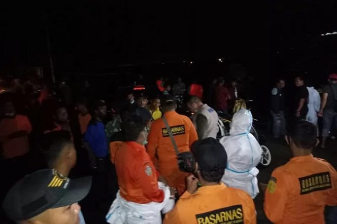 					Tim SAR mengevakuasi jenazah pencari kerang yang ditemukan meninggal dunia di Waduk Pusong, Kota Lhokseumawe, Selasa (6/7/2021). ANTARA/HO/Humas Basarnas Banda Aceh