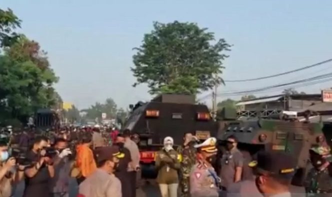 					Tangkapan layar - Lalu lintas di Jalan Lenteng Agung padat karena petugas gabungan menyekat arus lalu lintas dari Depok menuju Pasar Minggu, Jakarta Selatan saat PPKM Darurat, Senin (5/6/2021). (ANTARA/Instagram@TMCPoldaMetroJaya)