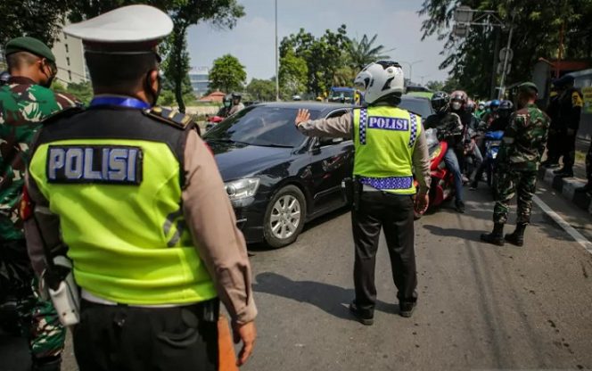 					Petugas gabungan dari TNI dan Polri memutarbalik kendaraan yang melintas di pos penyekatan pembatasan menuju Jakarta di kawasan Kalideres, Jakarta, Minggu (4/7/2021). Polisi melakukan penyekatan di 63 titik wilayah di Jadetabek untuk membatasi mobilitas warga saat Pemberlakuan Pembatasan Kegiatan Masyarakat (PPKM) Darurat yang berlangsung hingga 20 Juli 2021. ANTARA FOTO/Fauzan/wsj.