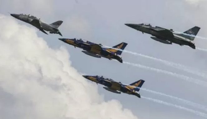 					Dokumentasi - Sebanyak tiga unit pesawat tempur milik TNI AU jenis T-50 Golden Eagle melaksanakan Operasi Panah dan Jelajah Medan di wilayah udara Nusa Tenggara Timur (NTT) selama tiga hari. ANTARA/ist