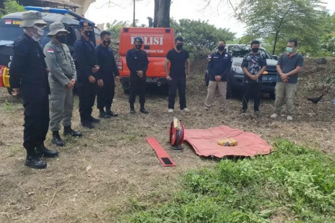 					Tim Detasemen Gegana Satbrimob Polda Sulawesi Tengah dan Puslabfor Mabes Polri menguji daya ledak bom lontong milik terduga teroris MIT Poso, Sulawesi Tengah, Sabtu (24/7/2021). (ANTARA/HO-Satgas Operasi Madago Raya)