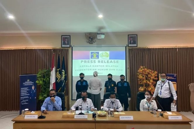 					Proses pendeportasian WNA oleh Kantor Imigrasi Denpasar pada Rabu (24/6/2020) karena melanggar protokol kesehatan. ANTARA/HO-Humas Ditjen Imigrasi.