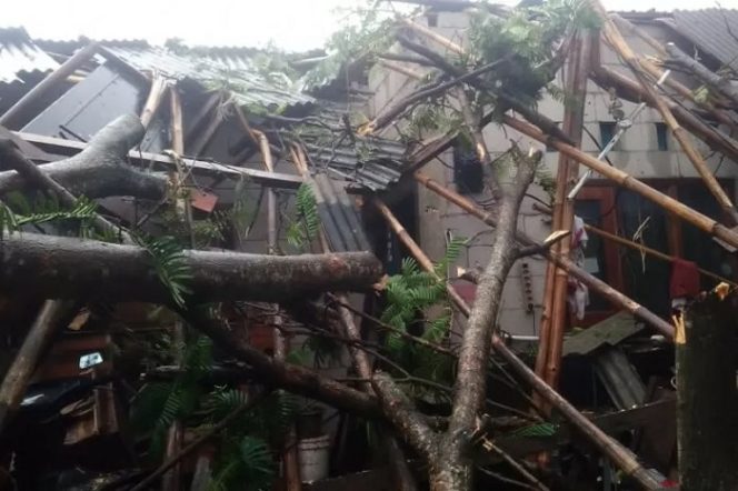 					Sebanyak 30 rumah warga di Desa Sindang Asih, Kecamatan Sindang Jaya, Kabupaten Tangerang, Banten mengalami rusak berat dan ringan akibat diterjang angin puting beliung. ANTARA/Azmi Samsul Maarif.