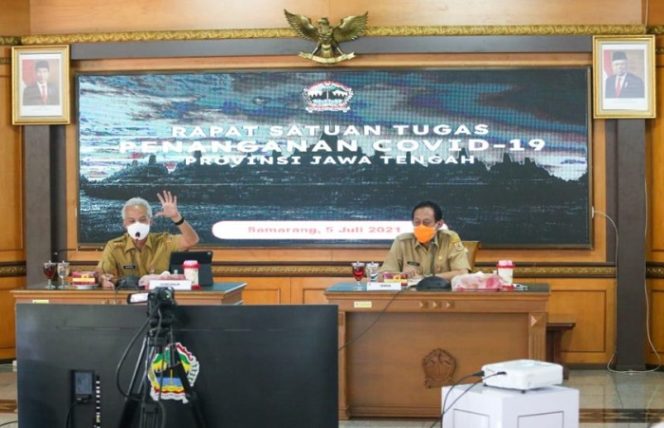 					Gubernur Jawa Tengah Ganjar Pranowo saat rapat evaluasi penanganan Covid-19, di ruang rapat Gedung A Lantai 2, Kantor Gubernur, Senin (5/7/2021).