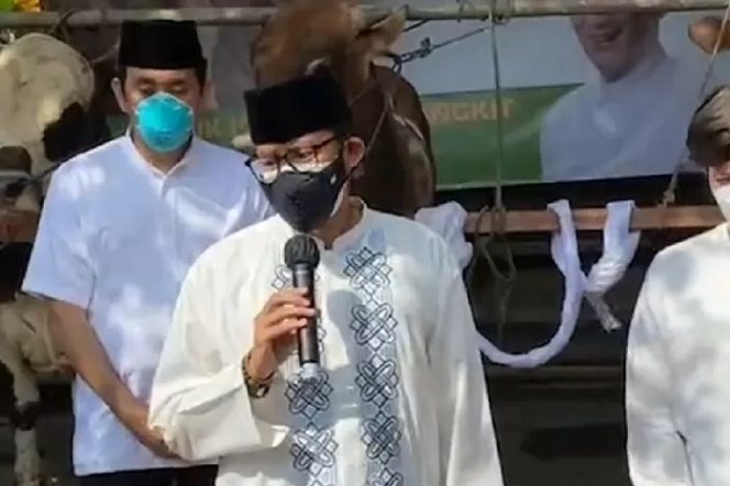 					Menteri Pariwisata dan Ekonomi Kreatif Sandiaga Uno berbagi 1000 hewan kurban di 17 provinsi. (tangkapan layar)