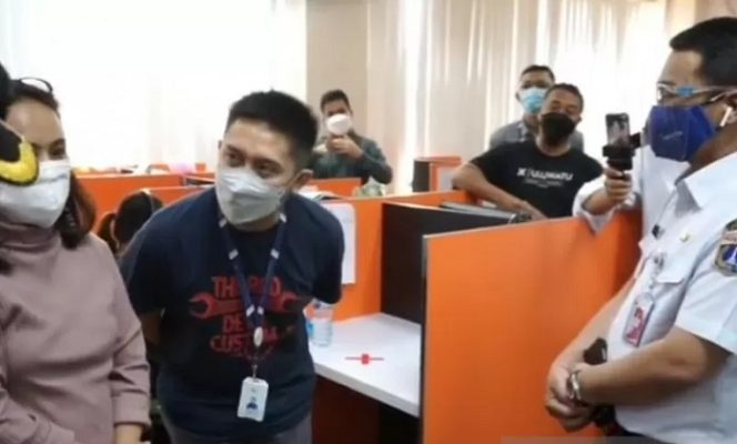 					Tangkapan layar Wakil Gubernur DKI Ahmad Riza Patria (kanan) ketika melakukan sidak di salah satu kantor yang melanggar PPKM Darurat di Jakarta Selatan, Rabu (7/7/2021). ANTARA/Instagram@arizapatria.