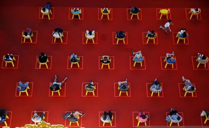 					Arsip foto - Warga menyaksikan pemutaran film luar ruangan dengan menerapkan jarak sosial akibat wabah penyakit virus corona (COVID-19) di Singapura, Kamis (7/1/2021). ANTARA FOTO/REUTERS/Edgar Su/FOC/aa.