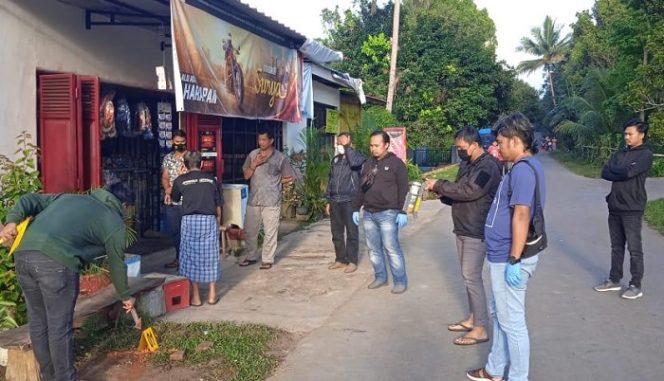 					Petugas saat melakukan olah TKP. ()