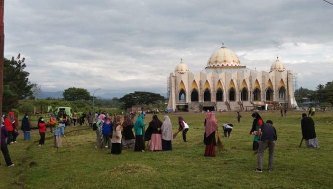 					Jelang Shalat Idul Adha, Jajaran Pemkab Sinjai Kerja Bakti di Kawasan Islamic Center