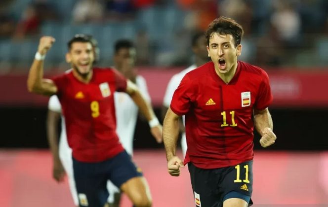 					Mikel Oyarzabal (kanan) melakukan selebrasi usai cetak gol ketiga Spanyol dalam pertandingan perempat final melawan Pantai Gading di Olimpiade Tokyo 2020 di Miyagi Stadium, Jepang, Sabtu (31/7/2021). ANTARA/REUTERS/AMR Abdallah Dalsh
