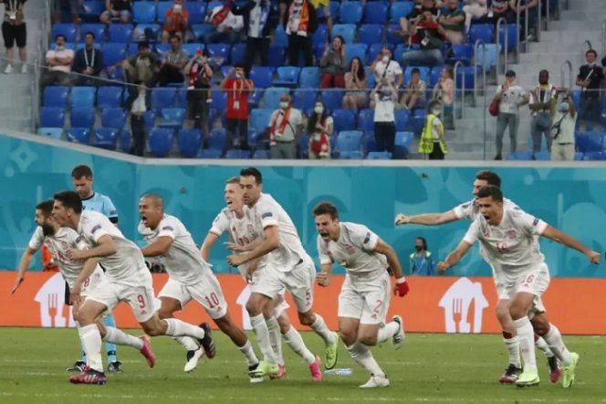					Para pemain Spanyol merayakan keberhasilannya melangkah ke semifinal Euro 2020 setelah menang adu penalti melawan Swiss dalam laga perempatfinal di Stadion Saint Petersburg di Saint Petersburg, Rusia, 2 Juli 2021. (AFP/MAXIM SHEMETOV)