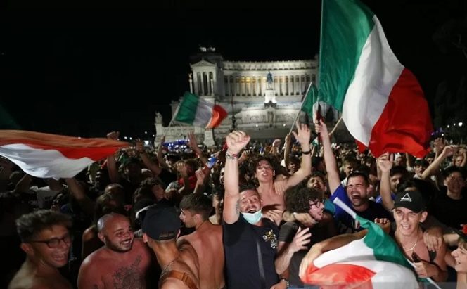 					Suporter Italia berkumpul di Roma pada Selasa (6/7/2021) merayakan kelolosan ke final Euro 2020 seusai mengalahkan Spanyol. ANTARA/REUTERS/Guglielmo Mangiapane.
