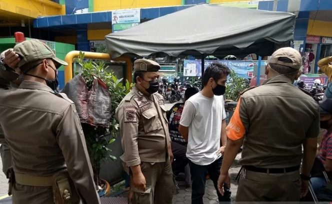 					Petugas Satpol PP saat melakukan penegakan PPKM di wilayah Kelurahan Tebet Barat, Selasa (26/1/2021). ANTARA/HO-Kominfotik Jakarta Selatan/am.