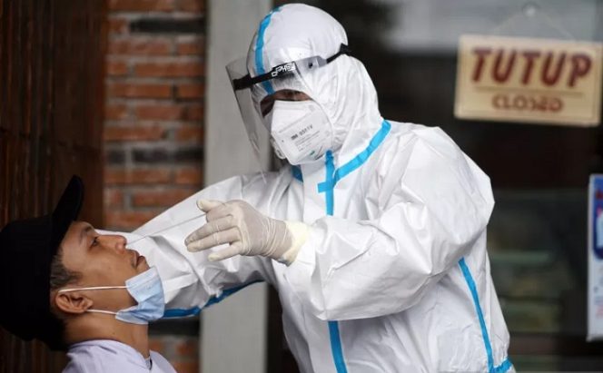 					Arsip Foto - Petugas medis mengambil sampel usap saluran nafas warga untuk keperluan pemeriksaan COVID-19 di Kota Tengah, Kota Gorontalo, Gorontalo, Jumat (16/5/2021). ANTARA FOTO/Adiwinata Solihin/foc.