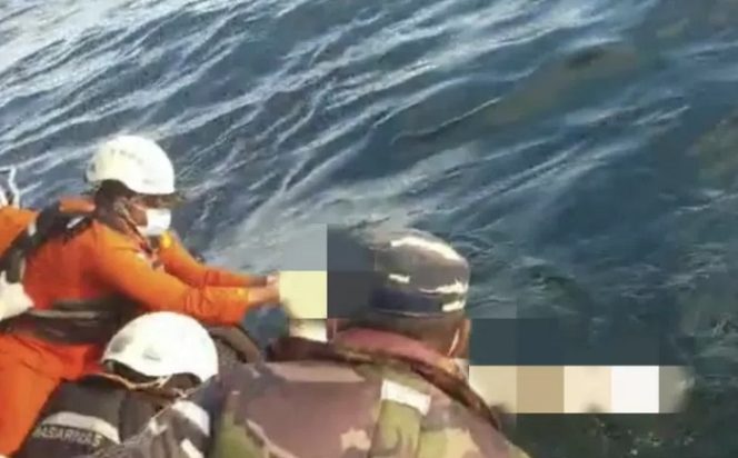 					Regu pencarian dan penyelamatan TNI AL menemukan penumpang kapal yang hilang di perairan sekitar Kalimantan Barat, Selasa (20/7/2021). ANTARA/HO- Dinas Penerangan Koarmada I.