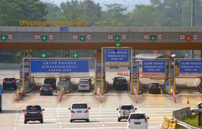 					Sejumlah kendaraan melaju di ruas Jalan Tol Jakarta-Bogor-Ciawi (Jagorawi), Jawa Barat, Minggu (25/7/2021). ANTARA FOTO/Arif Firmansyah/rwa.