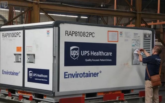 					Petugas mengecek kontainer kemasan vaksin AstraZeneca yang tiba di Bandara Soekarno Hatta, Tangerang, Jumat (16/7/2021). (ANTARA/HO-Humas KPCPEN).