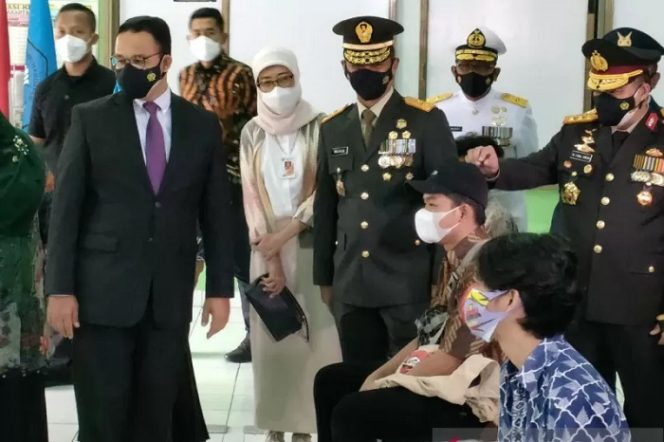 					Gubernur DKI Jakarta DKI Jakarta Anies Baswedan bersama Kapolda Metro Jaya Irjen Pol Fadil Imran dan Pangdam Jaya Mayjen TNI Mulyo Aji menyaksikan vaksinasi COVID-19 untuk anak-anak di SMAN 20 Jakarta, Kamis (1/7/2021). ANTARA/Mentari Dwi Gayati.