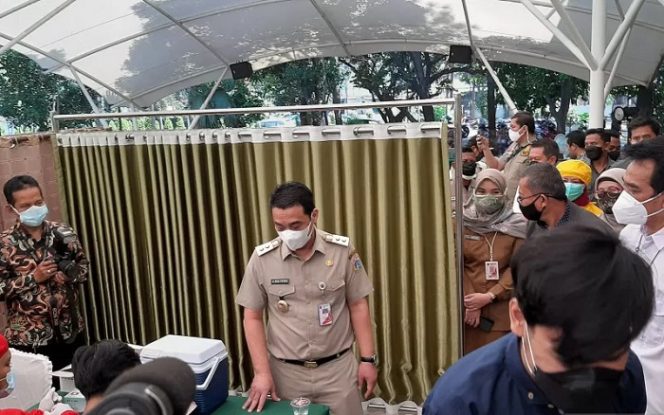 					Wakil Gubernur DKI Jakarta Ahmad Riza Patria memantau prosea vaksinasi di Universitas Nasional, Jakarta Selatan, Senin (26/7/2021). (ANTARA/Sihol Hasugian)