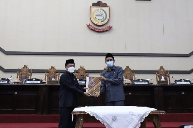 					Sampaikan Pendapat Akhir Fraksi, DPRD Makassar Sahkan Ranperda Parkir