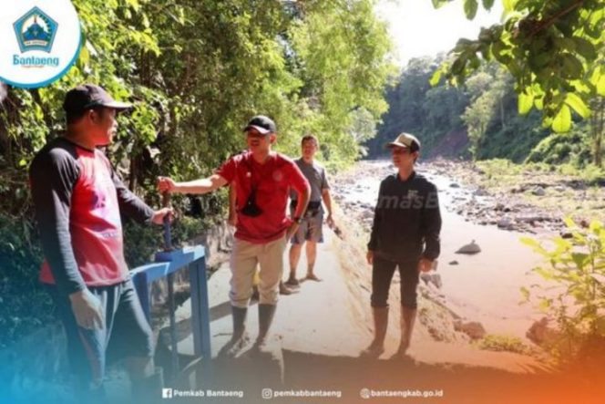 					Bupati Bantaeng Kerja Bakti Bersama Petani Angkut Marterial Longsor