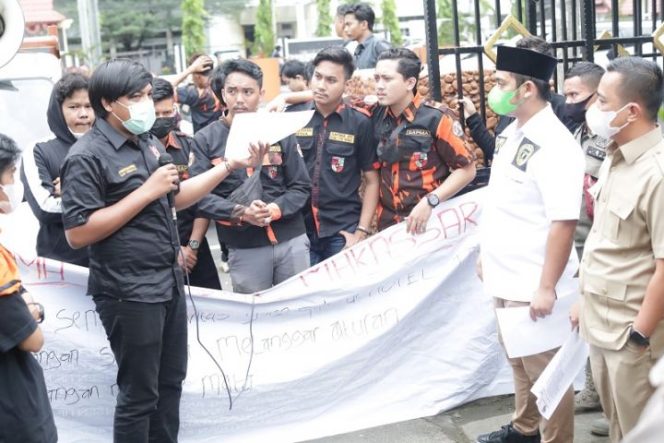 					Lakukan Aksi, SAPMA PP Makassar Tuntut Perizinan Hotel Teraskita