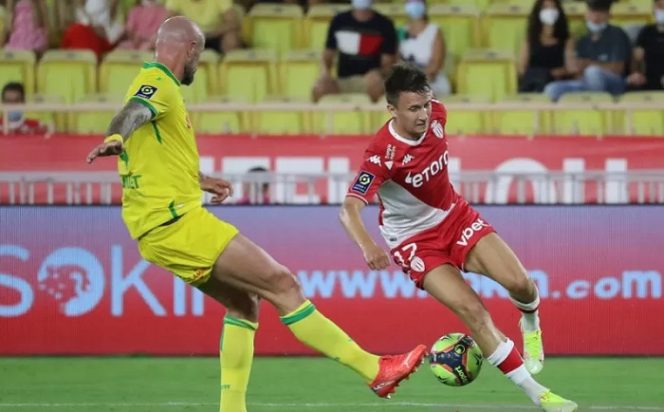 					Gelandang serang AS Monaco Aleksandr Golovin (kanan) berusaha melewati hadangan bek Nantes Nicolas Pallois dalam pertandingan pembukaan Liga Prancis musim 2021/22 di Stadion Louis II, Monaco, Jumat (6/8/2021) waktu setempat. (ANTARA/AFP/Valery Hache)