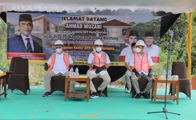 					Sekretaris Jenderal DPP Partai Gerindra Ahmad Muzani (tengah) menghadiri acara peresmian dimulainya pembangunan Gedung Sekretariat DPD Gerindra Bangka Belitung, Sabtu. (Partai Gerindra)