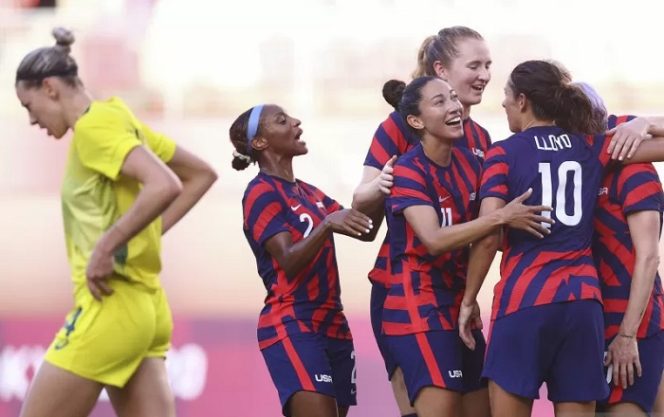 					Skuad Amerika Serikat melakukan selebrasi usai cetak gol kedua lawan Australia di pertandingan perebutan medali perunggu Olimpiade Tokyo 2020 yang digelar di Ibaraki Kashima Stadium, Ibaraki, Jepang, Kamis (5/8/2021). ANTARA/REUTERS/Edgar Su