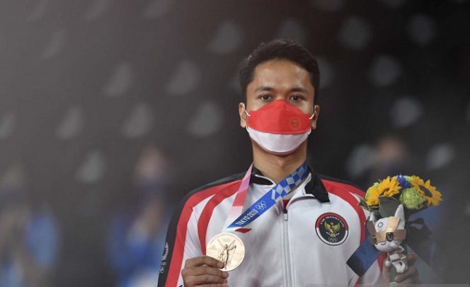 					Pebulutangkis tunggal putra Indonesia Anthony Sinisuka Ginting usai pengalungan medali bulutangkis tunggal putra Olimpiade Tokyo 2020 di Musashino Forest Sport Plaza, Tokyo, Jepang, Senin (2/8/2021). Anthony menang atas pemain Guatemala Kevin Cordon dengan skor 21-11, 21-13 dan meraih medali perunggu. ANTARA FOTO/Sigid Kurniawan/aww.
