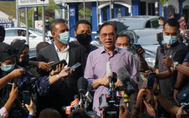 					Anwar Ibrahim saat di Markas Polisi Diraja Malaysia (PDRM) Bukit Aman beberapa waktu lalu. ANTARA Foto/Agus Setiawan (1)