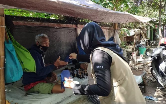 					Pemantauan PPKM Level IV dan pembagian masker oleh BNPB di Bali, beberapa waktu lalu. ANTARA/HO-BNPB/am.