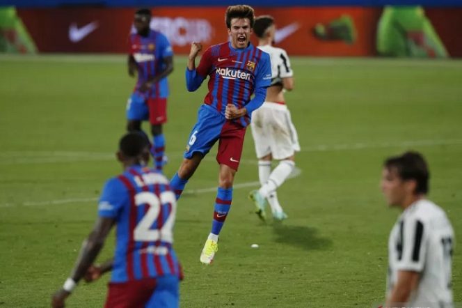 					Gelandang Barcelona, Riqui Puig (tengah) melakukan selebrasi seusai mencetak gol ke gawang Juventus dalam partai Trofi Joan Gamper di Estadi Johan Cruyff, Barcelona, Spanyol pada 09 Agustus 2021. ANTARA/REUTERS/ALBERT GEA