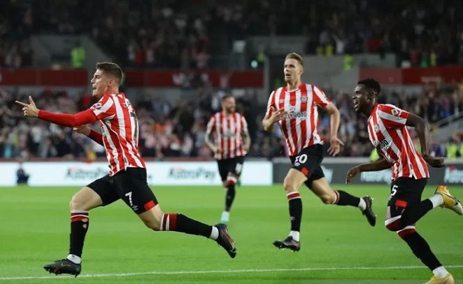 					Pemain sayap Brentford Sergi Canos (kiri) melakukan selebrasi bersama rekan-rekannya seusai mencetak gol ke gawang Arsenal dalam laga pembukaan Liga Premier Inggris 2021/22 di Stadion Brentford Community, London, Inggris, Jumat (13/8/2021) waktu setempat. (ANTARA/REUTERS/David Klein)