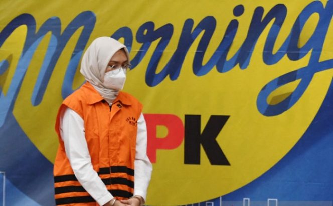 					Bupati Probolinggo Puput Tantriana Sari mengenakan rompi tahanan KPK usai diperiksa di gedung KPK, Jakarta, Selasa (31/8/2021) dini hari. KPK melakukan operasi tangkap tangan terhadap Bupati Probolinggo Puput Tantriana Sari dan suaminya Hasan Aminuddin serta mengamankan barang bukti Rp326.500.000 dan menahan keduanya sebagai tersangka kasus dugaan penerimaan suap terkait seleksi kepala desa di Kabupaten Probolinggo. ANTARA FOTO/Hafidz Mubarak A/wsj.