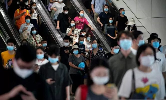 					Orang-orang memakai masker saat berada di dalam stasiun kereta bawah tanah, Shanghai, China, Kamis (5/8/2021). China mencatat 71 kasus baru COVID-19 yang ditularkan di dalam negeri pada 3 Agustus lalu, dan merupakan yang tertinggi sejak Januari. ANTARA FOTO/REUTERS/Aly Song/rwa.