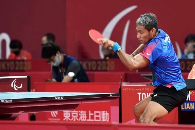 					Alet para-tenis meja Indonesia David Jacobs saat berlaga pada Paralimpiade Tokyo 2020 di Tokyo Metropolitan Gymnasium, Tokyo, Jepang, Sabtu (28/8/2021). ANTARA/HO-NPC Indonesia.