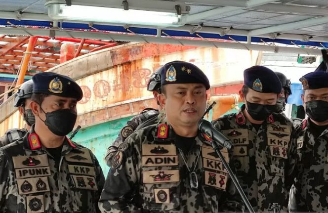 					Dirjen PSDKP Kementerian Kelautan dan Perikanan Laksamana Muda TNI Adin Nurawaluddin saat memberikan keterangan kepada awak media di Batam, Kepri, Jumat. (ANTARA/ Naim)