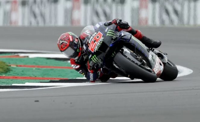 					Pembalap Monster Energy Yamaha Fabio Quartararo beraksi saat MotoGP Monster Energy British Grand Prix, di Sirkuit Silverstone, Silverstone, Inggris, Minggu (29/8/2021). Fabio Quartararo keluar sebagai juara dalam laga ini, posisi kedua diraih pembalap Suzuki Álex Rins Navarro dan posisi ketiga diraih pembalap Aprilia.​​​​​​ Aleix Espargaró Villà. ANTARA FOTO/Reuters-/Andrew Boyers/hp/pri.
