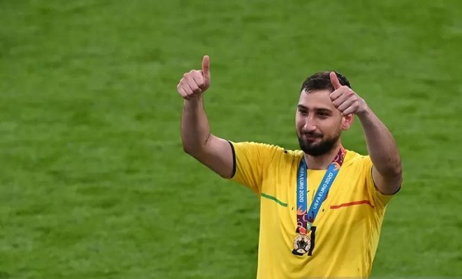 					Kiper tim nasional Italia Gianluigi Donnarumma melakukan selebrasi bersama suporter seusai menjuarai Euro 2020 mengalahkan Inggris dalam partai final di Stadion Wembley, London, Inggris, Minggu (11/7/2021). (ANTARA/REUTERS/POOL/Facundo Arrizabalaga)